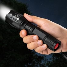 Carica l'immagine nel visualizzatore di Gallery, Lumen Pro - torcia tattica per pura luminosità e sicurezza