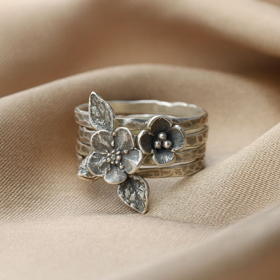Anello a strati con fiore vintage – Brillantezza argentata