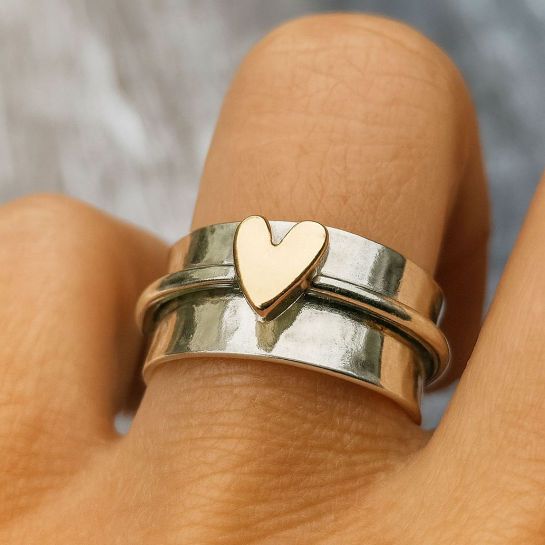 Anello vintage – l'oro del cuore incontra lo splendore dell'argento