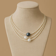 Carica l'immagine nel visualizzatore di Gallery, Collana vintage – Incanto di perle nel bagliore del mare
