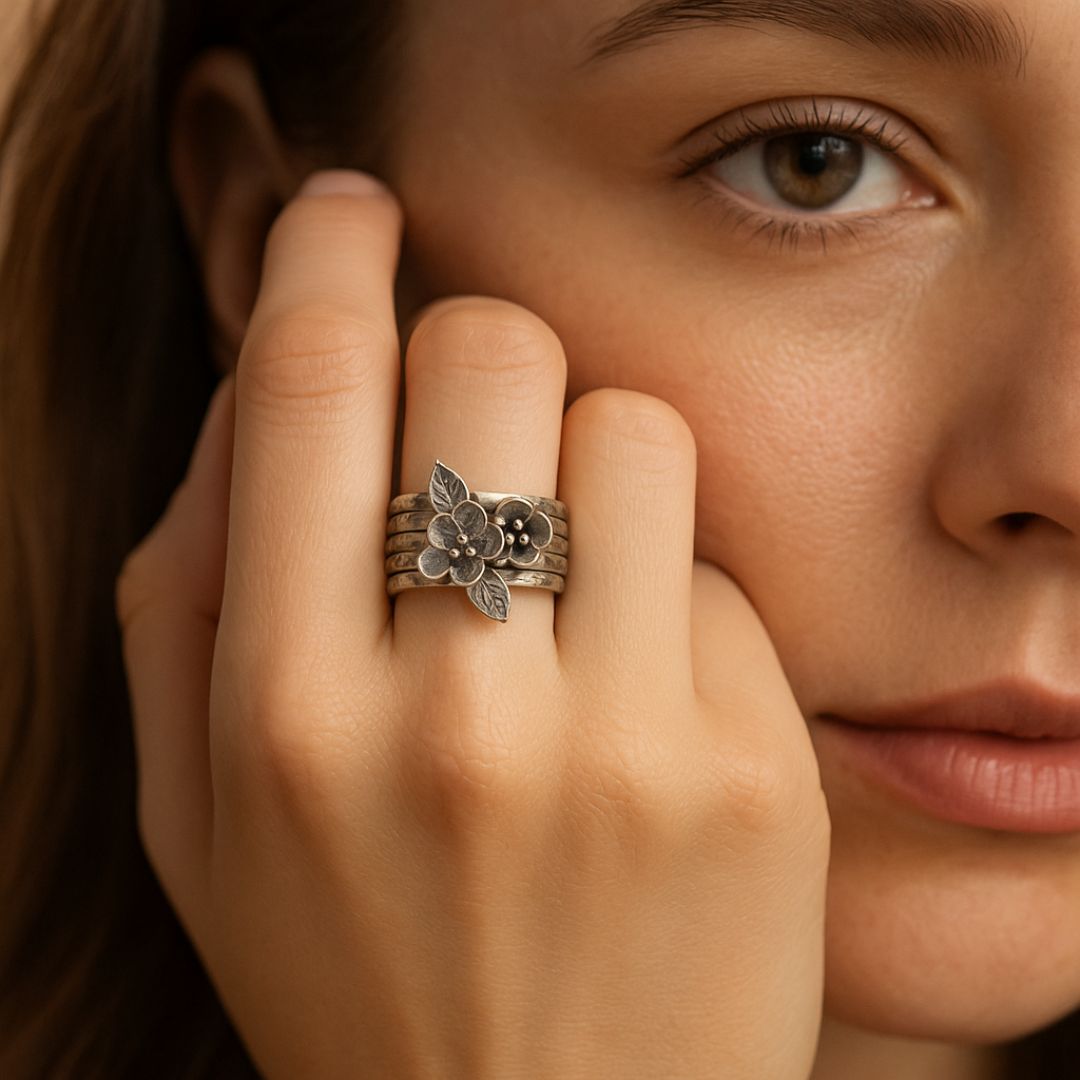 Anello a strati con fiore vintage – Brillantezza argentata