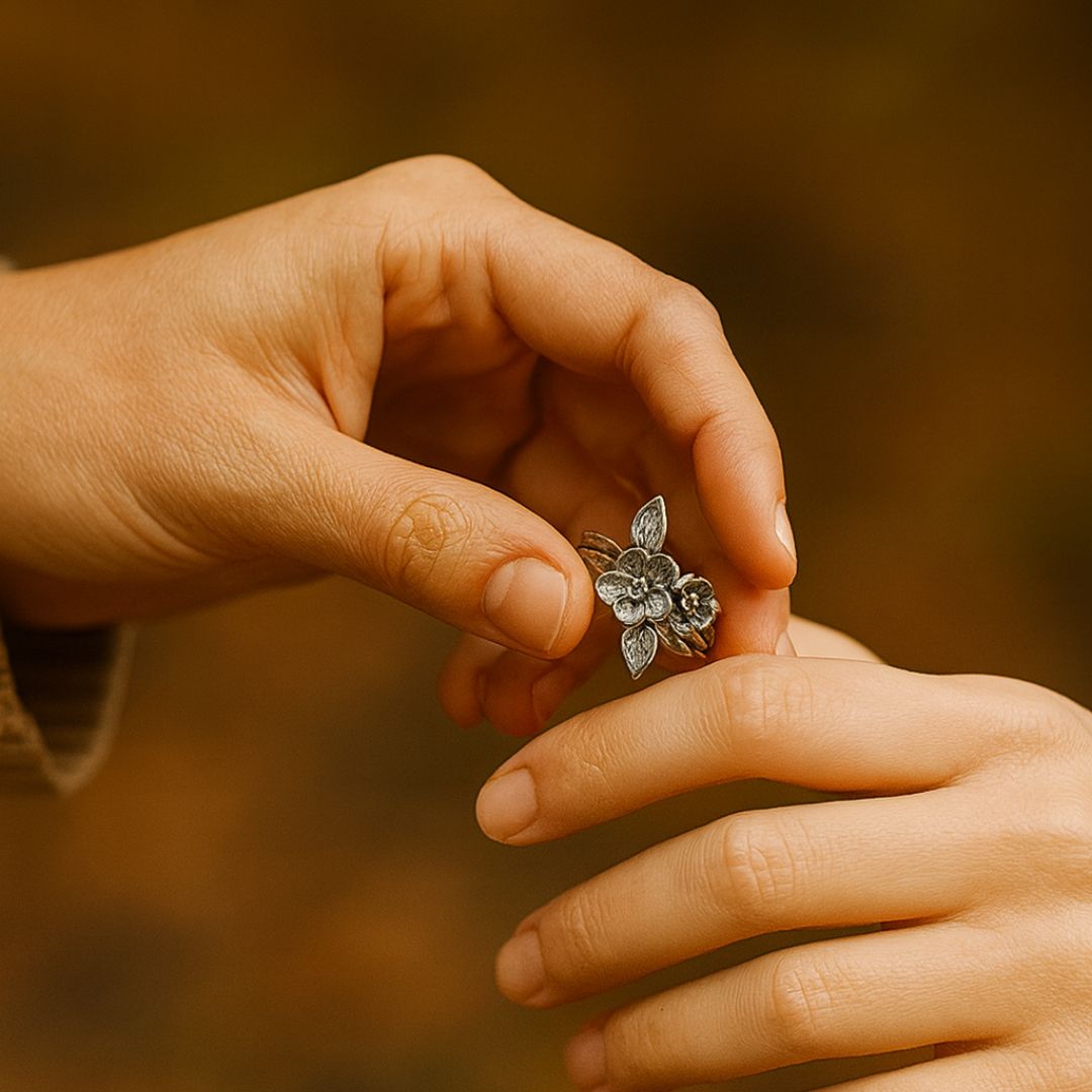 Anello a strati con fiore vintage – Brillantezza argentata