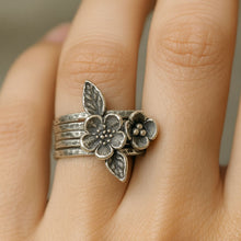 Carica l'immagine nel visualizzatore di Gallery, Anello a strati con fiore vintage – Brillantezza argentata
