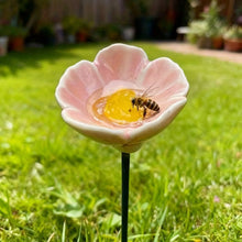 Lade das Bild in den Galerie-Viewer, Handgefertigte Bienenblüten – wetterfeste Keramik-Tränken, 6er-Set
