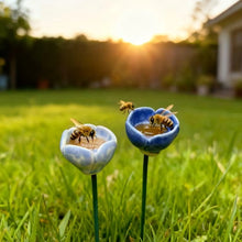 Lade das Bild in den Galerie-Viewer, Handgefertigte Bienenblüten – wetterfeste Keramik-Tränken, 6er-Set
