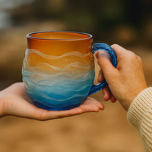 Carica l'immagine nel visualizzatore di Gallery, Bacio del sole – Tazza fatta a mano nei colori del tramonto
