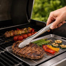 Lade das Bild in den Galerie-Viewer, TitanPure Pro — Grill-Tablett Set Camping &amp; BBQ | PFAS-frei | Mit Zange
